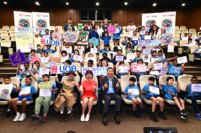 Mayor Denise Phua and Mr Leonard Tan (Centre), Head of Group CSR, Group Strategic Communications and Brand, UOB, posing for a photo with students and trainers.
